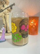 Load image into Gallery viewer, Calaveras &amp; Flores 16 oz glass cup
