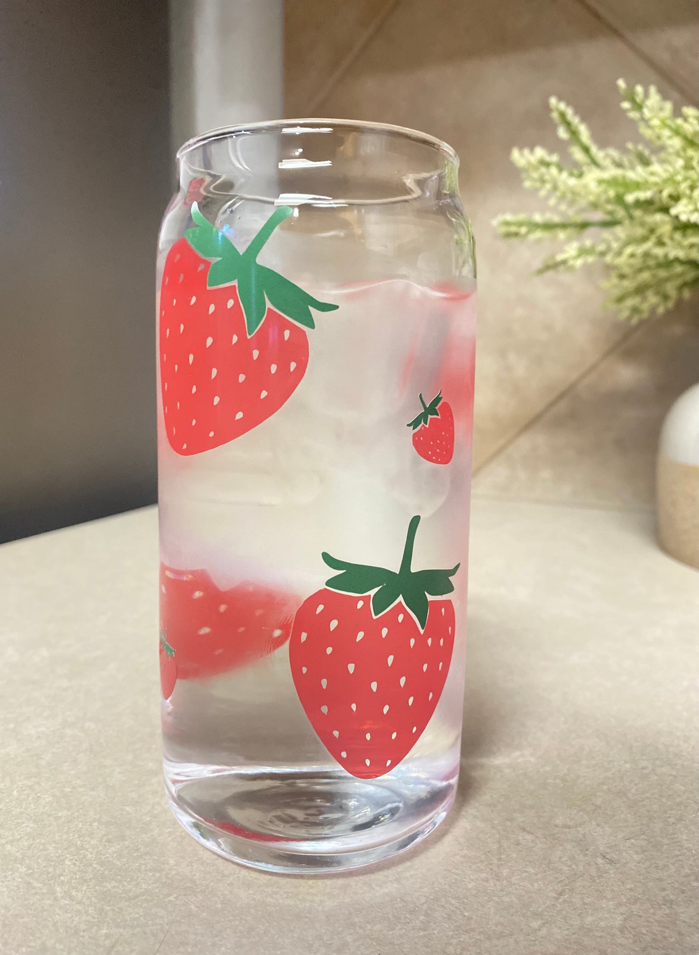 Strawberry 🍓 color changing 16 oz glass cup