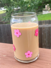 Load image into Gallery viewer, Pink flowers 16 oz glass cup
