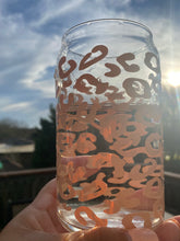 Load image into Gallery viewer, Peach Pink Leopard 16 oz glass can cup
